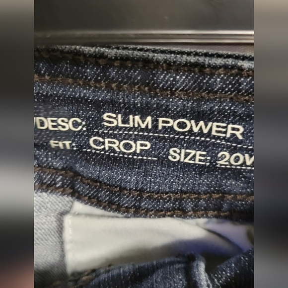 Liz Claiborne Slim Power Crop Fit 20W Deep Blue Denim Capri - Picture 5 of 9